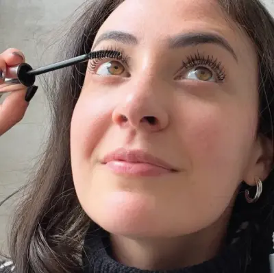 Mascara noir rechargeable, brosse UNICURL — photo 2