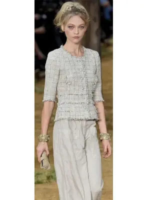 Veste manches courtes en tweed beige gris perle et doré  boutons nacre Prix Boutique est. 6000€ Taille 40/42 — photo 4