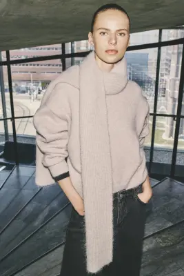 Pull en maille duveteuse avec écharpe - Beige clair — photo 2