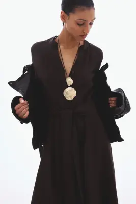 Robe avec ceinture à nouer - Marron foncé — photo 2