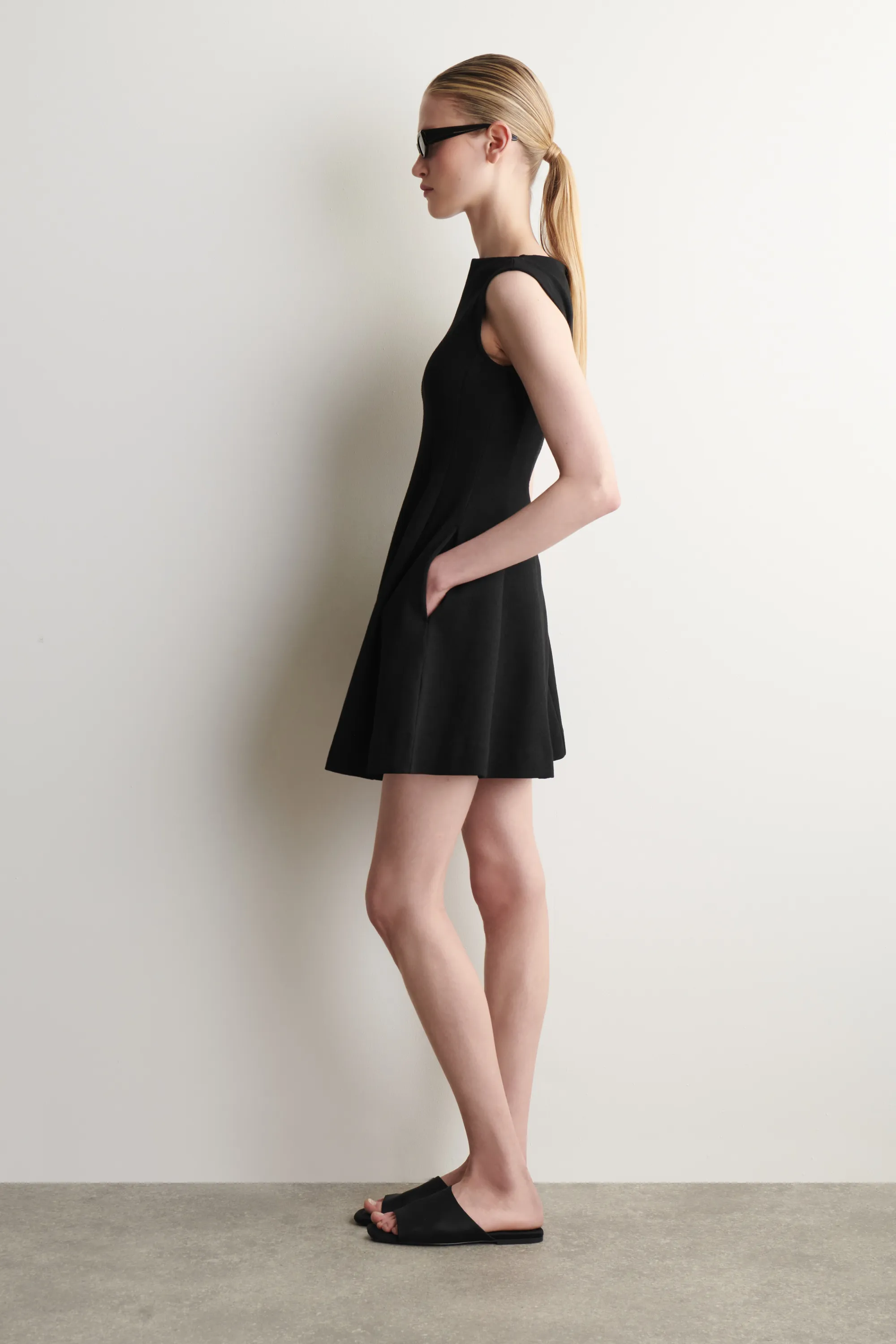 ROBE COURTE ÉVASÉE EN COTON SCULPTÉ - NOIR
