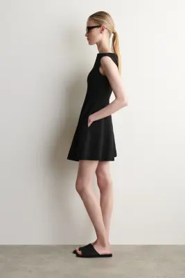 ROBE COURTE ÉVASÉE EN COTON SCULPTÉ - NOIR — photo 1