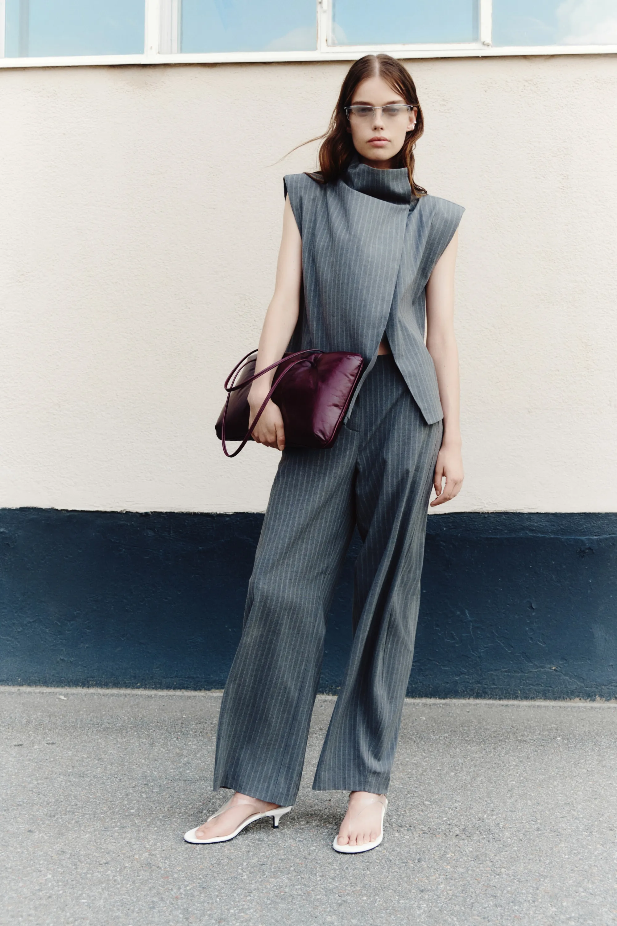 Pantalon chic avec jambes barrel - Gris foncé/rayures tennis