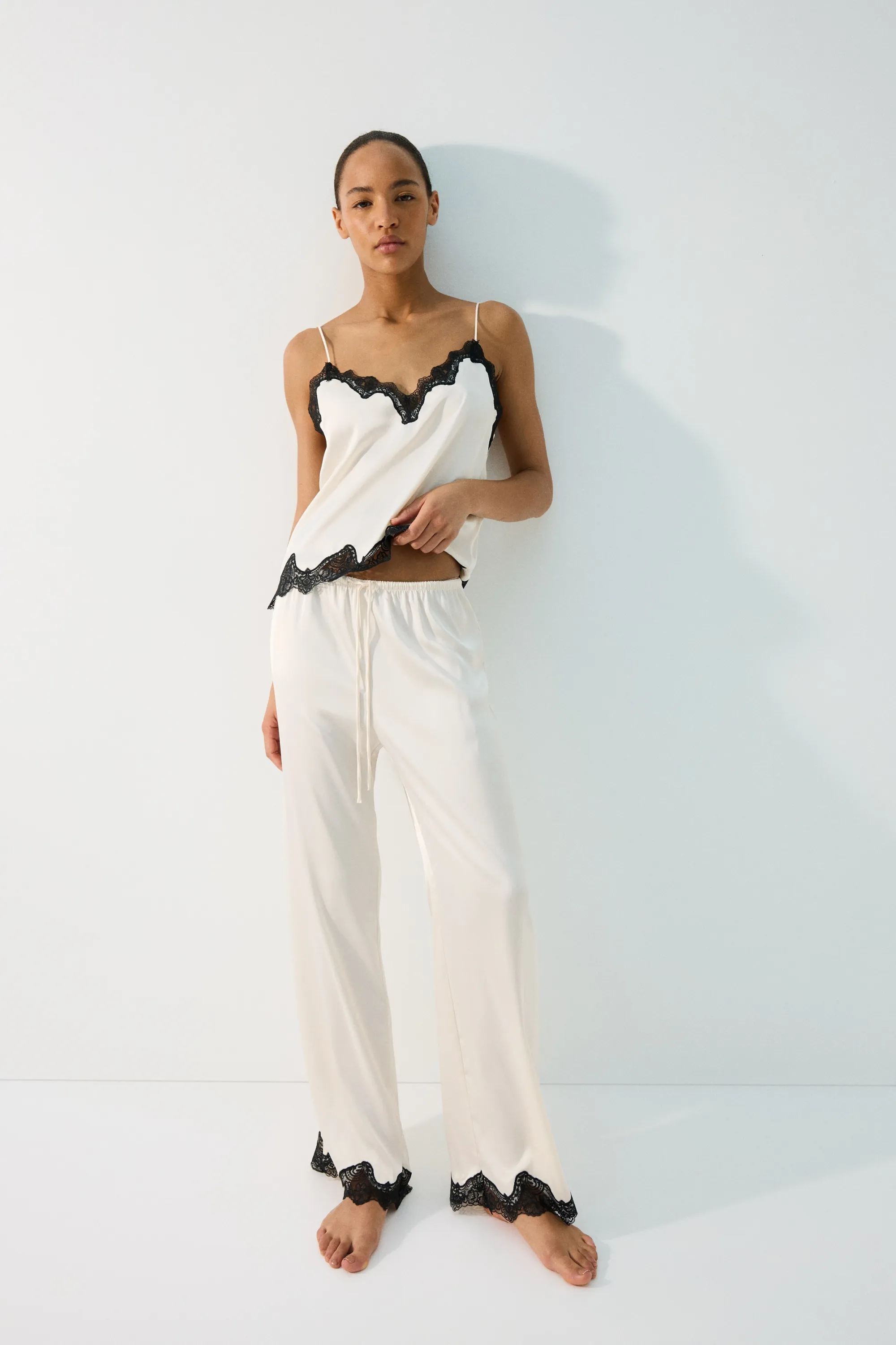 Pyjama en satin avec dentelle - Crème/noir