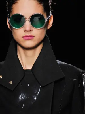 Veste courte en crêpe noir avec collerette en vinyle transparente Prix boutique 3000€ Taille 34 — photo 3