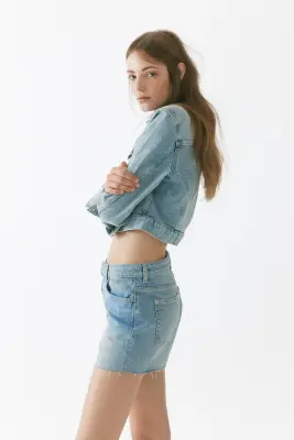 Short en denim avec bords à cru - Bleu denim clair — photo 4