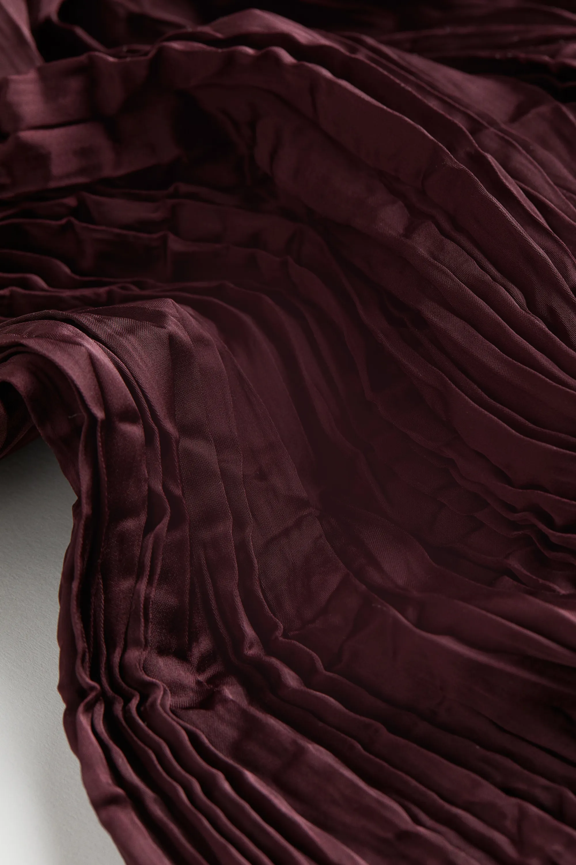Robe plissée en satin - Bordeaux