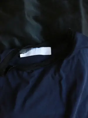Robe manches courtes en coton bleu marine et soie noire Prix boutique 850€ Taille 36 — photo 3