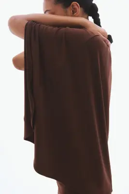 Robe à effet drapé avec cape - Marron foncé — photo 3
