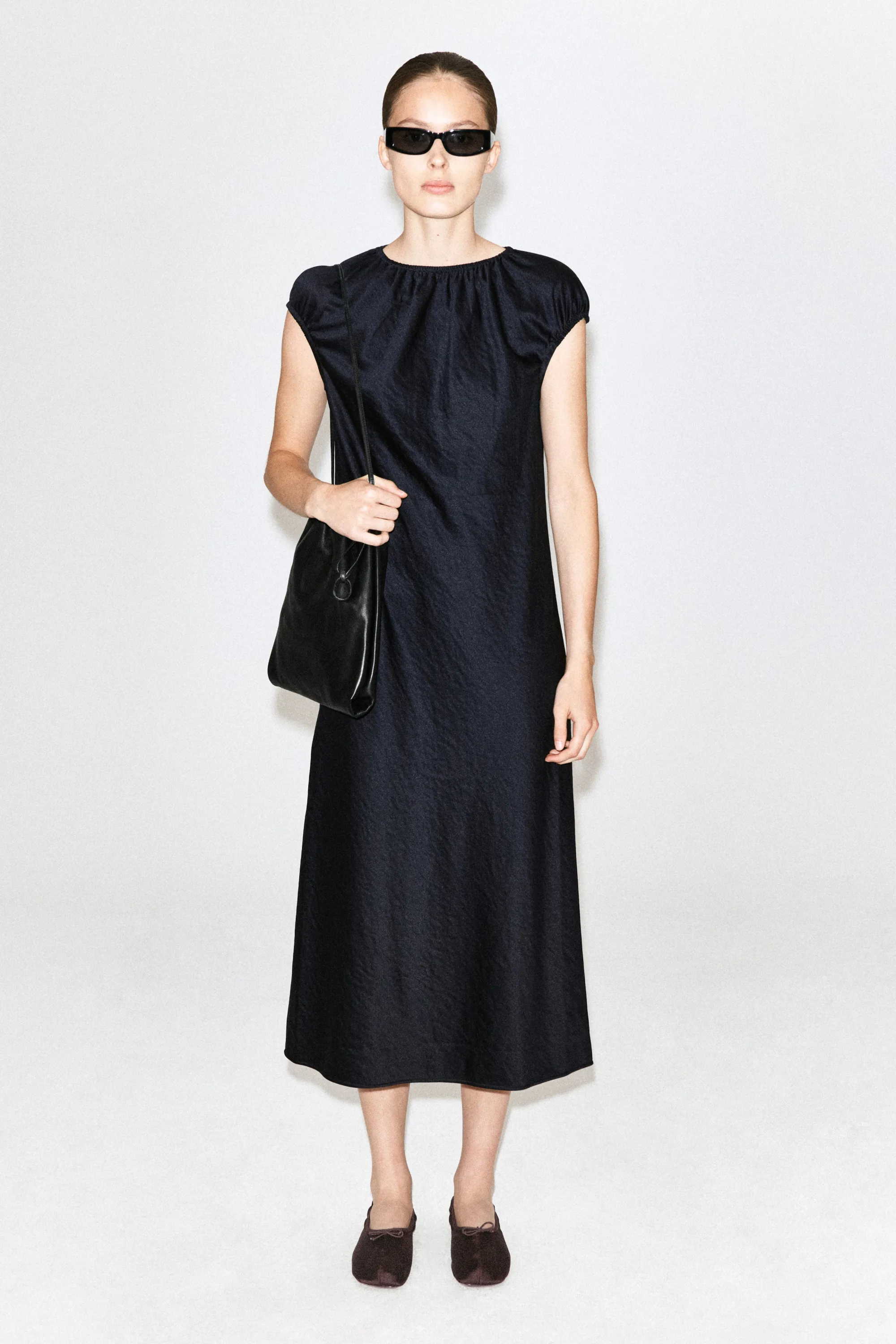 ROBE MIDI EN SATIN FRONCÉ - BLEU MARINE