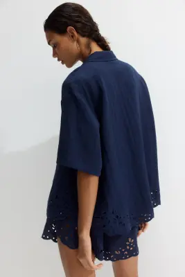 Chemise de plage avec broderie anglaise - Bleu marine — photo 3