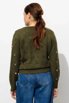 Pull brodé de fleurs Femme — photo 4