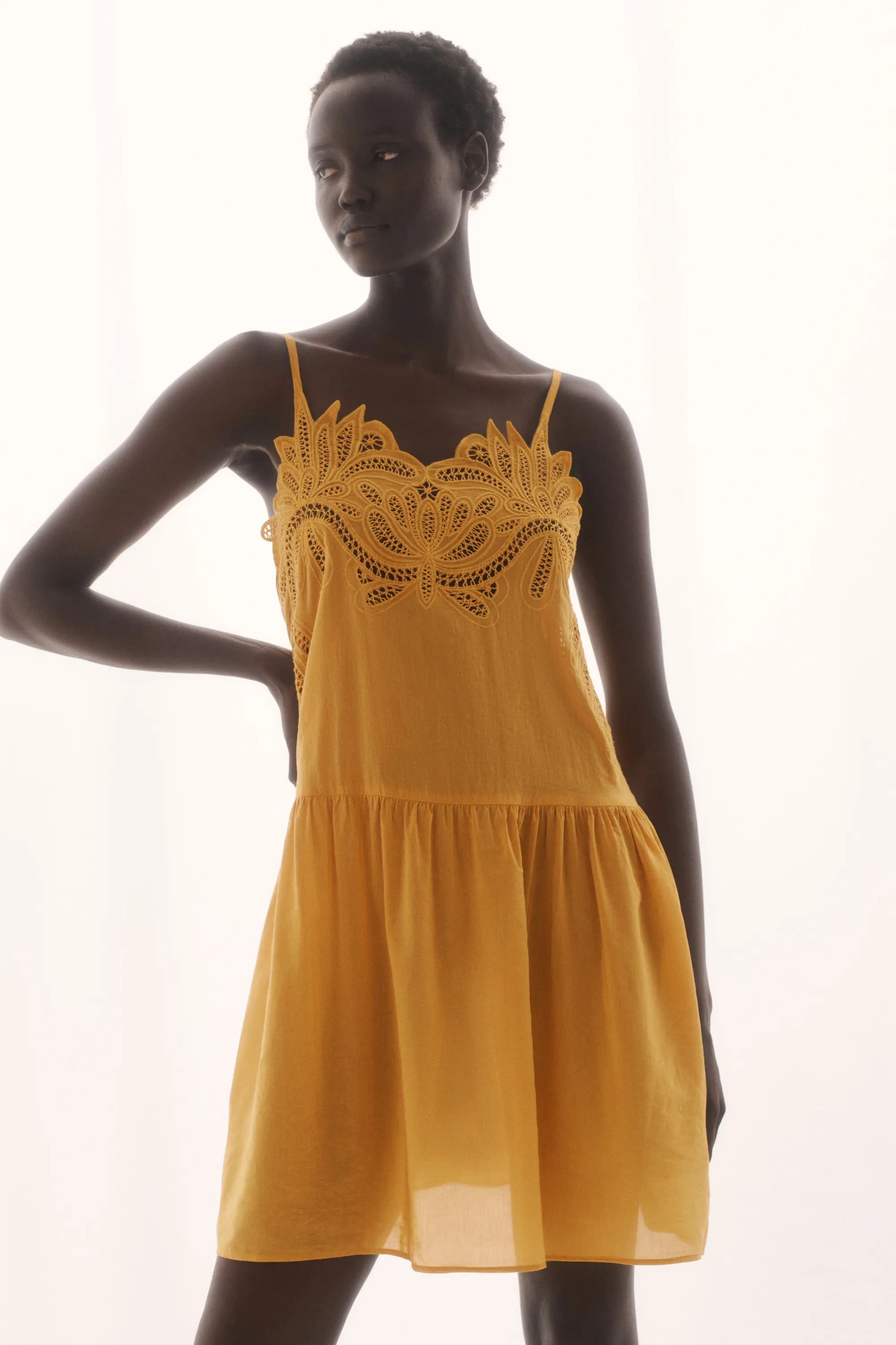 Robe brodée à bretelles fines - Jaune foncé