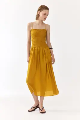 Robe à bretelles fines avec corsage smocké - Jaune moutarde — photo 1
