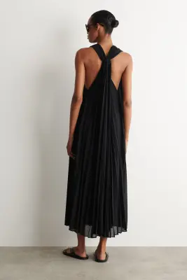 ROBE LONGUE EN GEORGETTE PLISSÉE ENCOLURE À NOUER - NOIR — photo 2