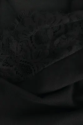 Robe avec dentelle - Noir — photo 3