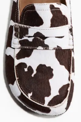 Mules mocassins en cuir - Blanc/imprimé peau de vache — photo 3