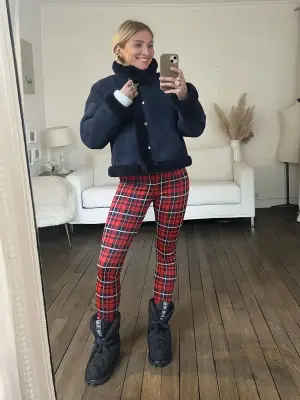 Pantalon fuseau slim fit imprimé écossais rouge et bleu marine Prix boutique 120€ Taille XXS — photo 3