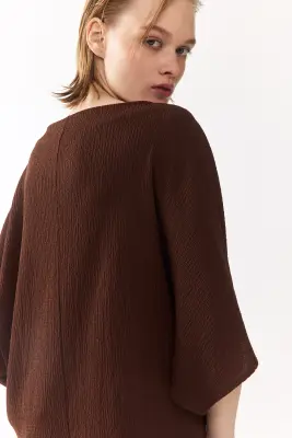 Top froissé avec encolure bateau - Marron foncé — photo 2