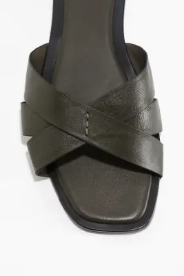 Sandales en cuir - Vert kaki foncé — photo 1