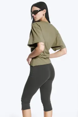 T-SHIRT AJUSTÉ DRAPÉ - Vert kaki cendré — photo 2
