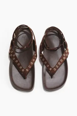 Sandales à œillets - Marron foncé — photo 1