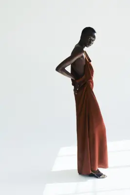 Robe dos nu en satin - Rouge rouille — photo 3