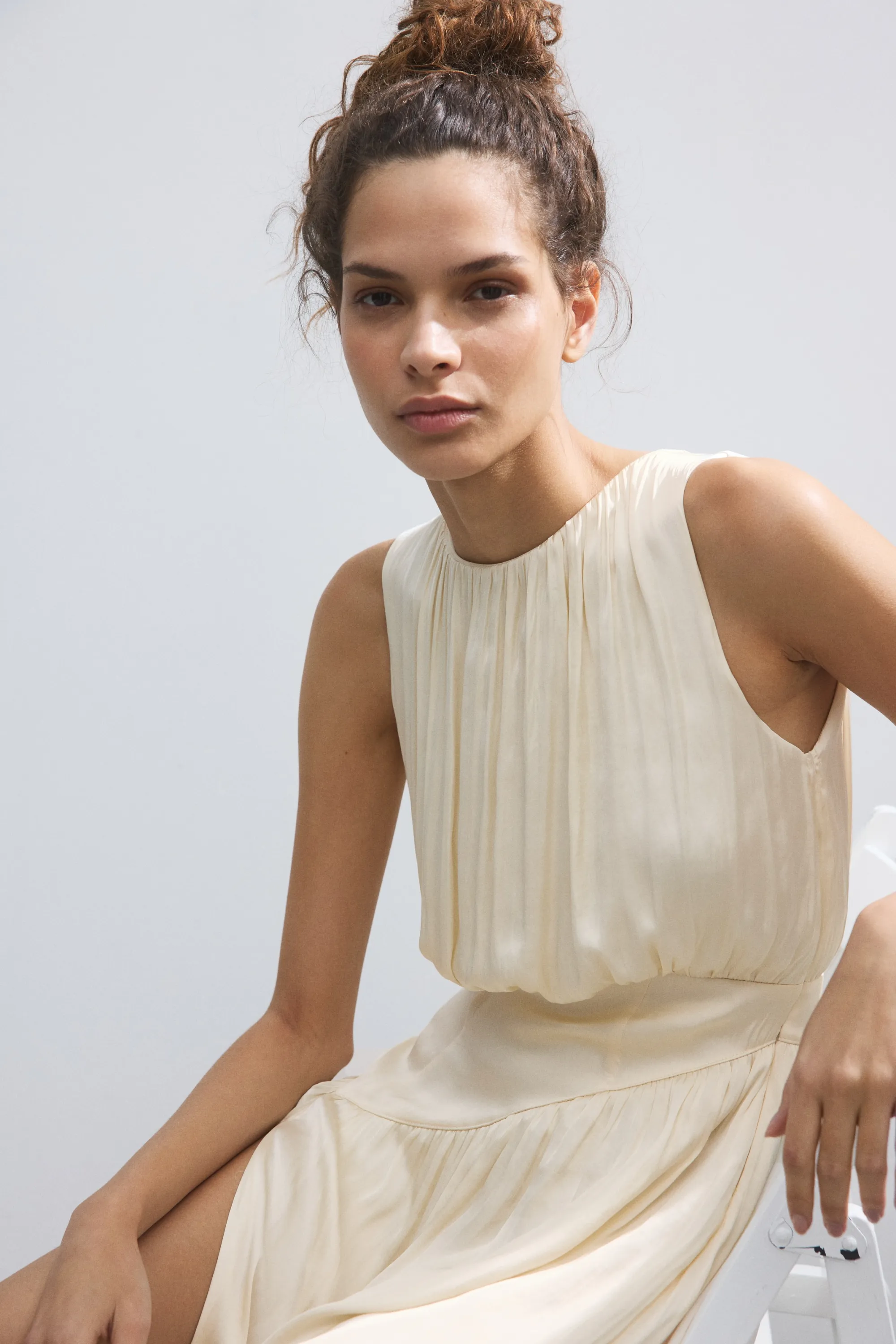 Robe froncée en satin - Beige clair