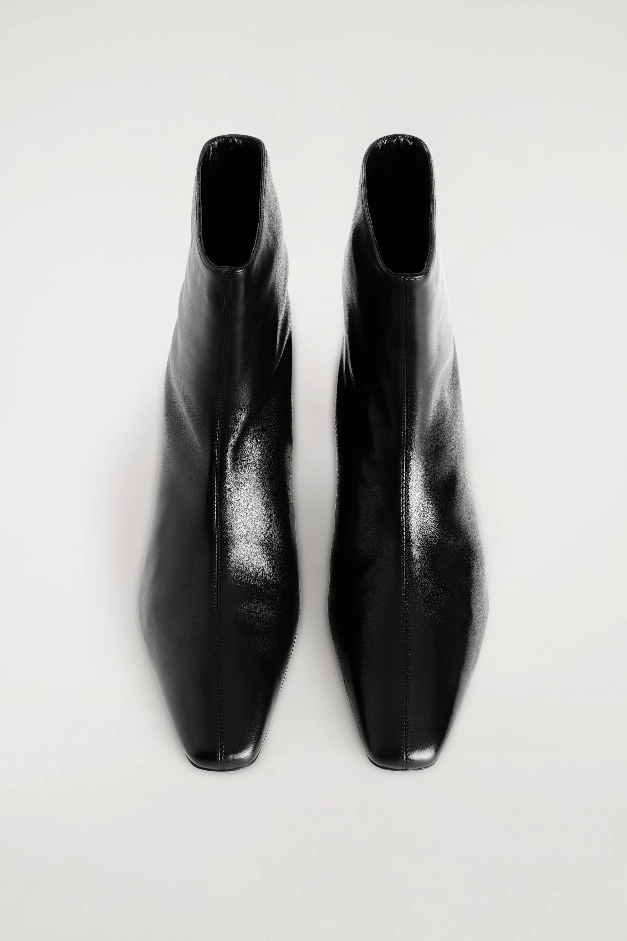 BOTTINES À TALON ANGULAIRE EN CUIR - NOIR