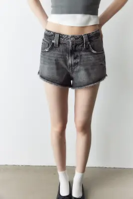 Short frangé en denim - Gris denim — photo 1