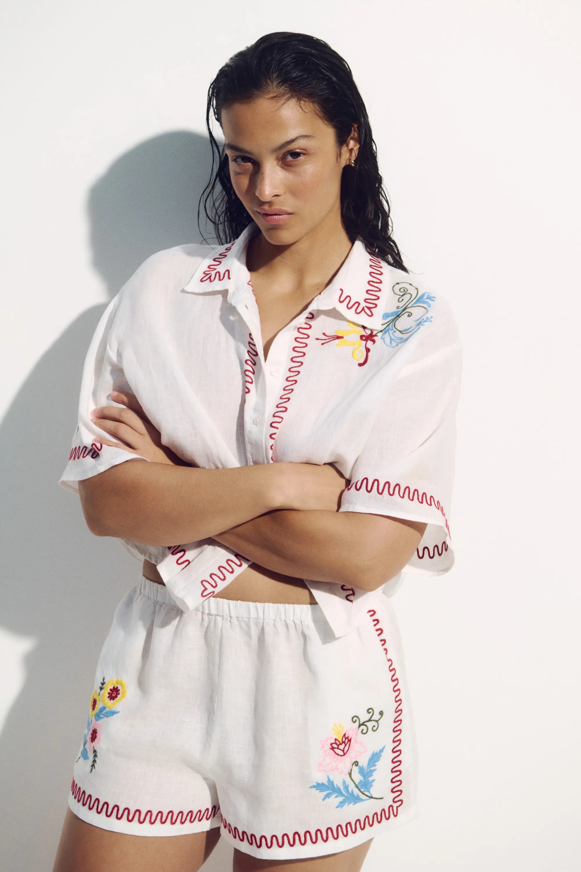 Chemise de plage en lin avec broderies - Blanc/rouge foncé
