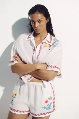 Chemise de plage en lin avec broderies - Blanc/rouge foncé — photo 1