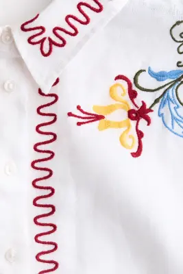 Chemise de plage en lin avec broderies - Blanc/rouge foncé — photo 4