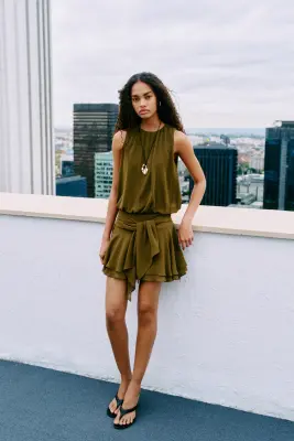 Robe en mousseline avec détail à nouer - Vert kaki foncé — photo 1