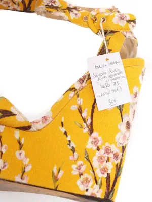 Sandales compensées à brides cheville en toile jaune imprimé fleuri cerisier Prix boutique 950€ Taille 38,5 — photo 5