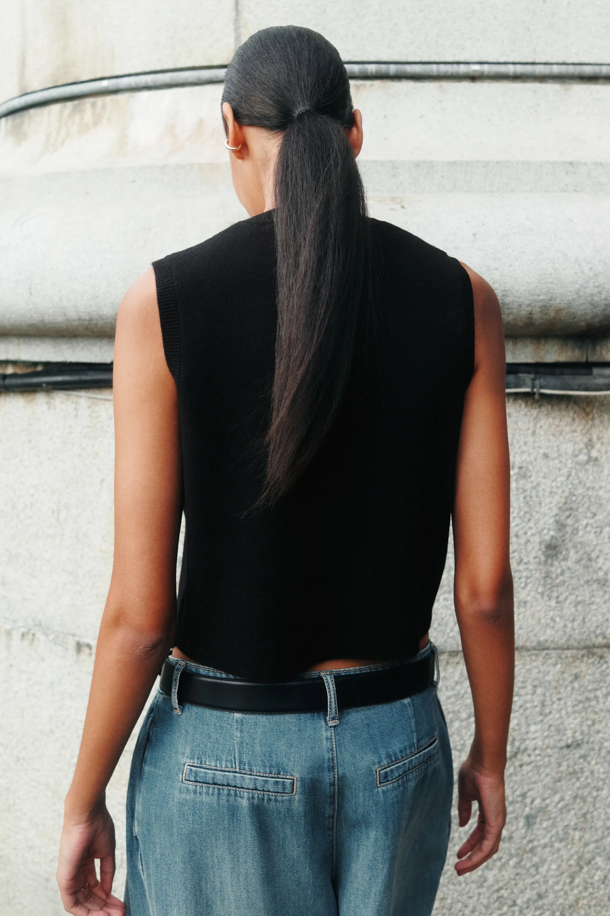 Gilet sans manches croisé en maille fine - Noir