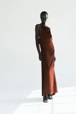 Robe dos nu en satin - Rouge rouille — photo 1