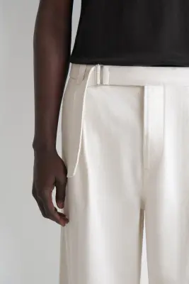 PANTALON BARREL CEINTURÉ EN DENIM - ÉCRU — photo 3