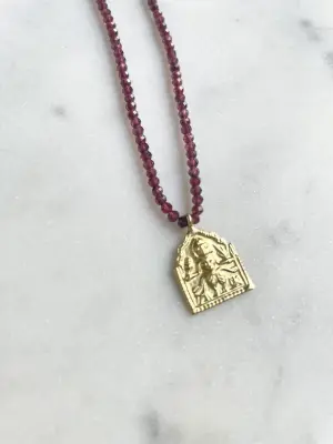Nouveau ! ROOM SERVICE JEWELRY Collier Amulette Tapa Grenat — photo 3