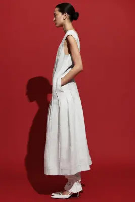 ROBE MIDI SCULPTÉE ET PLISSÉE EN LIN - GRIS CLAIR — photo 2