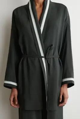 BLOUSE CACHE-CŒUR À FINITION CONTRASTÉE - VERT FONCÉ — photo 2