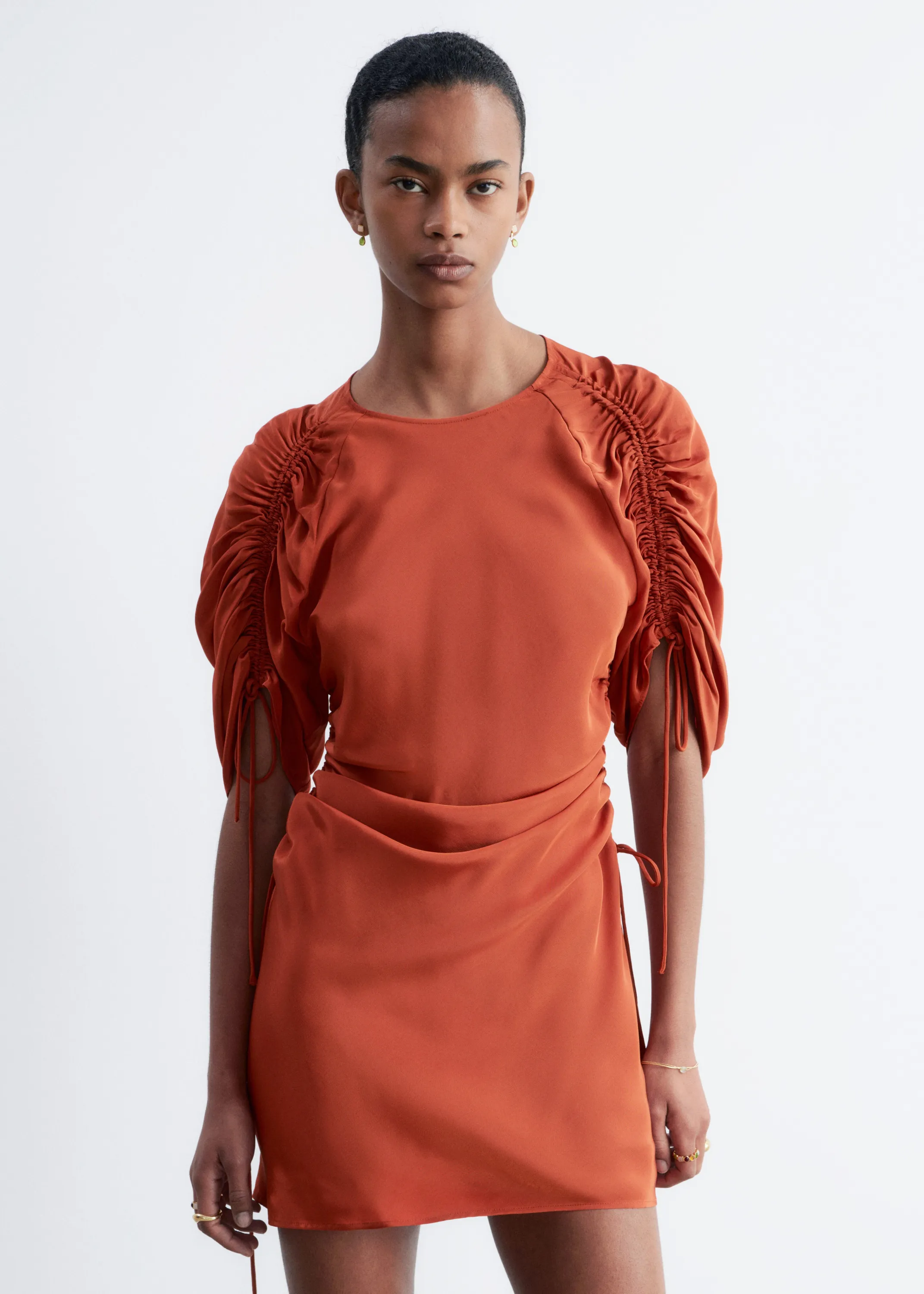 Robe courte sculpturale à fronces - Brun rouille