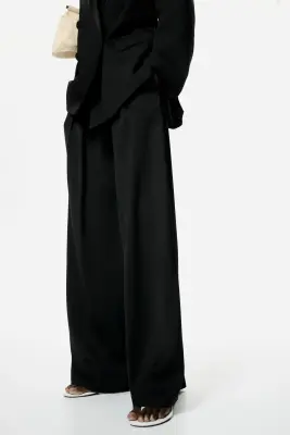 Pantalon avec ceinture et détails plissés - Noir — photo 2