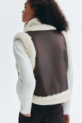 Veste sans manches avec finitions duveteuses - Marron foncé — photo 2