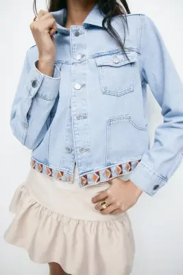 Veste en denim avec détail brodé - Bleu denim clair — photo 2
