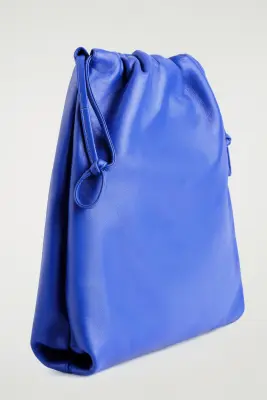 SAC BANDOULIÈRE À CORDON DE SERRAGE - CUIR - BLEU COBALT — photo 2