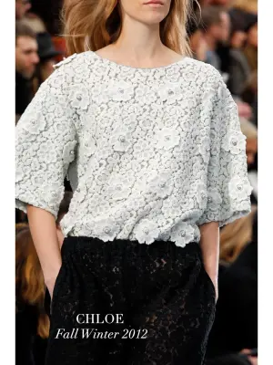 Top manches courtes en dentelle brodé de fleurs et perles vert d'eau Prix boutique 1200€ Taille 38 — photo 3