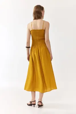 Robe à bretelles fines avec corsage smocké - Jaune moutarde — photo 2