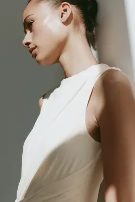 Robe asymétrique avec détail torsadé - Beige clair — photo 2