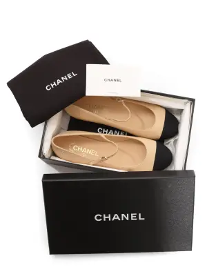 Ballerines plates en cuir beige rosé bout noir boucle cristal Prix boutique 1200€ Taille 38C — photo 2